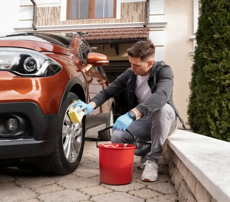 Lavage auto à domicile Amfreville-sur-Iton : professionnel intervenant sur un véhicule